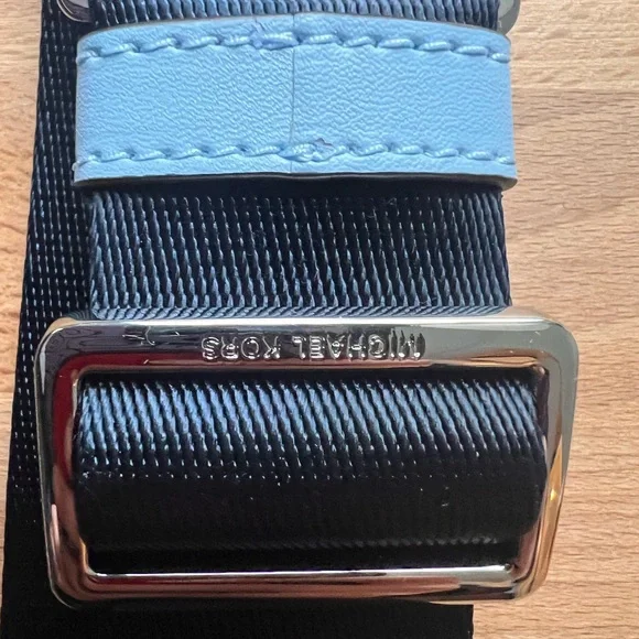 Excellent Michael Kors Kenly Tote Shoulder Bag light blue and silver hardware. - Picture 4 of 9